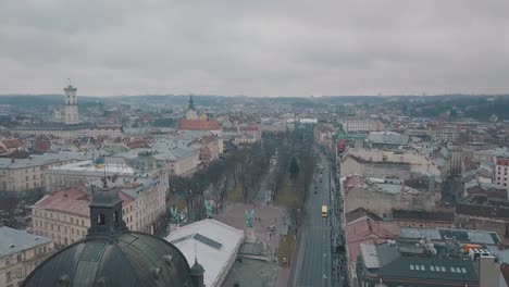 Ciudad-Aérea-Lviv,-Ucrania.-Ciudad-Europea.-Zonas-Populares-De-La-Ciudad.-ópera-De-Lviv