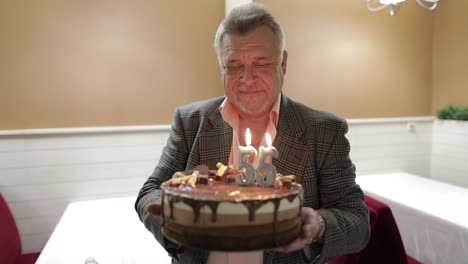 Feliz-Y-Respetable-Anciano-Sosteniendo-Pastel.-Celebrando.-Soplando-Velas-De-Cumpleaños