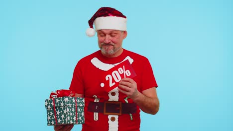 Hombre-Con-Camiseta-Roja-De-Navidad-Que-Muestra-Una-Caja-De-Regalo-Y-Una-Nota-De-Texto-De-Banner-Con-Inscripciones-De-20-Por-Ciento-De-Descuento