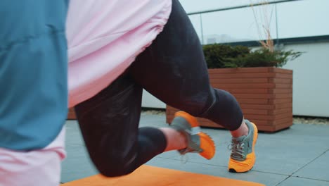 Deportista-Atlética-Haciendo-Tabla-De-Correr,-Fitness-Cruzado,-Rutina-De-Entrenamiento-De-Culturismo-En-La-Azotea