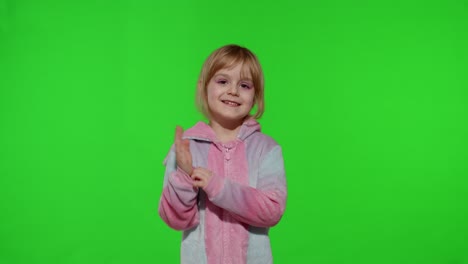 Niña-Con-Pijama-De-Disfraz-De-Unicornio-Grabando-Mensajes-De-Vídeo-Hablando-Por-Cámara-Web,-Haciendo-Llamadas-En-Línea