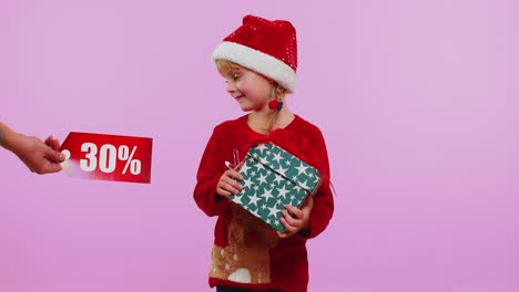 Niña-Feliz-Sosteniendo-Cajas-De-Regalo-Y-Recibiendo-Descuentos-Navideños-Inscripciones-Textos-De-Pancartas