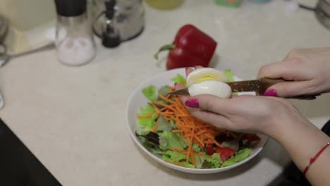 Manos-Femeninas-Cortan-Un-Huevo-Para-Una-Ensalada-Con-Pimiento-Rojo-Y-Ensalada-De-Lechuga