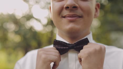 El-Novio-Guapo-Arregla-Su-Pajarita.-Fotografía-De-Cerca.-Mañana-De-Boda.