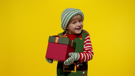 Niña-Vestida-De-Duende-Navideño-Y-Disfraz-De-Ayudante-De-Papá-Noel-Recibiendo-Una-Caja-De-Regalo.-Felices-Vacaciones-De-Año-Nuevo