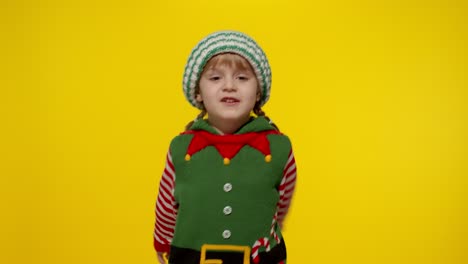 Niña-Vestida-De-Duende-Navideño-Disfraz-De-Ayudante-De-Santa-Bailando,-Bromeando.-Celebración-Navideña-De-Año-Nuevo