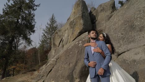 Novio-Con-Novia-Cerca-De-Colinas-De-Montaña.-Pareja-De-Boda.-Familia-Feliz-Enamorada