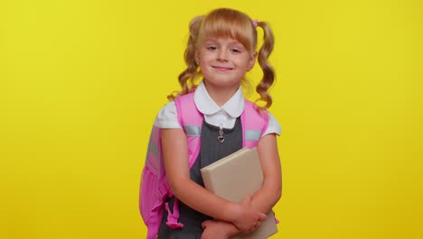 Niña-Con-Uniforme-Escolar-Mostrando-Bíceps-Y-Luciendo-Segura,-Sintiendo-Fuerza-Para-Estudiar