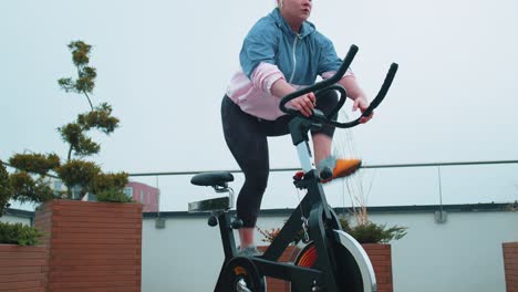 Frau-Führt-Aerobes-Ausdauertraining,-Cardio-Training-Auf-Den-Simulatoren-Und-Fahrradtraining-Durch