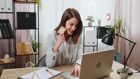 Mujer-De-Negocios-Que-Usa-Tarjeta-De-Crédito-Bancaria-Y-Computadora-Portátil-Para-Pagos-De-Facturas-De-Compras-En-Línea-En-La-Oficina-Central