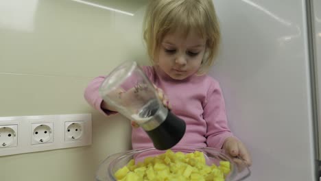 La-Niña-Está-Sentada-En-La-Cocina-Y-Preparando-Una-Ensalada.