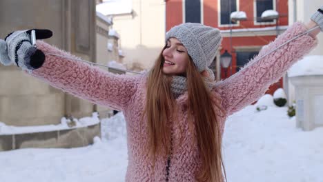 Mujer-Blogger-Haciendo-Selfies-Fotos-Para-Redes-Sociales-En-Teléfonos-Móviles-En-Las-Calles-De-La-Ciudad