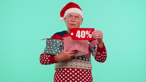 Abuelo-En-Suéter-Navideño-Mostrando-Caja-De-Regalo-Y-Texto-De-Banner-De-Inscripciones-Con-40-Por-Ciento-De-Descuento