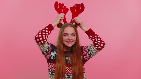 Joven-Adulta-Con-Astas-De-Ciervo-Navideño-Escuchando-Música,-Bailando-Discoteca-Jugando-Y-Divirtiéndose