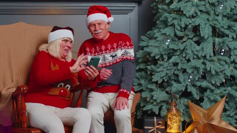 Familia-Mayor-Tomando-Selfie-En-Teléfono-Móvil,-Comunicando-Videollamadas-En-Línea-Celebrando-La-Navidad