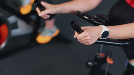 Mujer-Atlética-De-Primer-Plano-Haciendo-Ejercicio-En-Bicicleta-Estática,-En-El-Interior