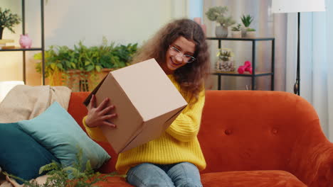 Niña-Feliz-Comprador-Desempacando-Caja-De-Cartón-Paquete-De-Entrega-Compras-En-Línea-Compra-En-Casa