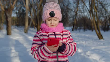 Kinder-Touristen-Blogger-Surfen-Auf-Dem-Mobiltelefon-Und-Veröffentlichen-Neue-Fotobeiträge-In-Sozialen-Medien