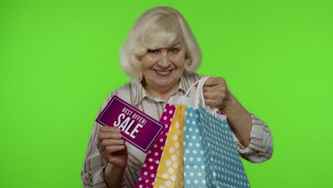 Abuela-Mayor-Mostrando-La-Mejor-Oferta-De-Inscripción-De-Venta-De-La-Bolsa-De-Compras,-Regocijándose-Por-El-Buen-Descuento