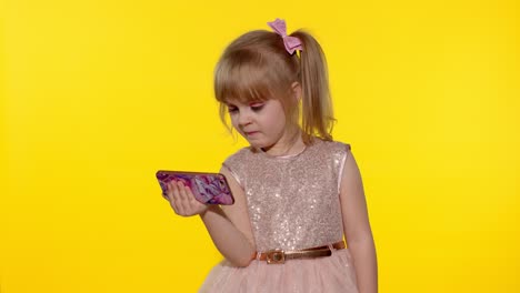 Niña-Usando-Teléfono-Inteligente.-Niño-Mirando-La-Pantalla-De-Un-Teléfono-Móvil,-Viendo-Dibujos-Animados