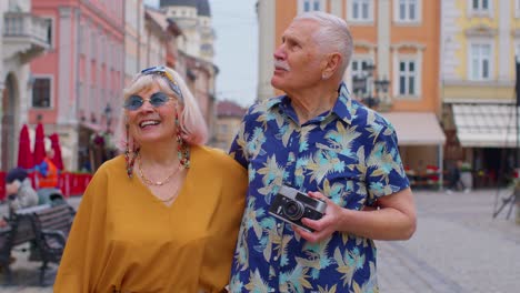 Turistas-Mayores-Con-Estilo-Hombre,-Mujer,-Abuela,-Abuelo-Familia-Dando-Un-Paseo-En-La-Ciudad-De-Verano