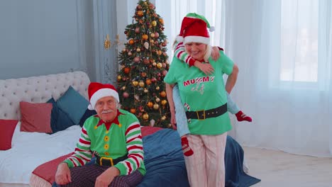 Abuela-Cargando-A-Una-Niña-Pequeña,-Jugando-A-Un-Juego-De-Paseo-A-Cuestas-En-Casa,-Dormitorio-De-Navidad