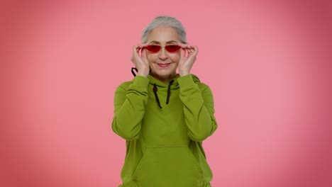 Retrato-De-Una-Seductora-Anciana-Anciana-De-Pelo-Gris-Con-Gafas-De-Sol,-Sonrisa-Encantadora