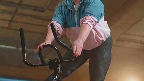 Mujer-Caucásica-Sana-Haciendo-Ejercicio-En-Bicicleta-Estacionaria-En-Bicicleta-En-El-Gimnasio,-Cámara-Lenta