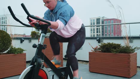 Frau-Führt-Aerobes-Ausdauertraining,-Cardio-Training-Auf-Den-Simulatoren-Und-Fahrradtraining-Durch