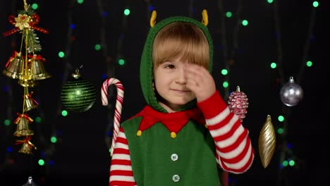 Chica-En-Traje-De-Elfo-De-Navidad-Ayudante-De-Santa-Saludando-Con-La-Mano.-Hola-Hola-Saludo-Gesto