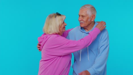 Alegre-Encantadora-Pareja-Senior-Hombre-Mujer-Abuelos-Sonriendo-Abrazando-Disfrutando-Del-Estilo-De-Vida-Juntos