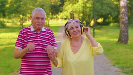 Älteres-Stilvolles-Paar-Familie-Großmutter-Großvater-Tanzen-Gehen-Musik-Hören-Im-Sommerpark