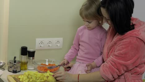 Linda-Niña-Cocinando-Con-Su-Madre.-Pequeña-Hija-Con-Madre-Juntos