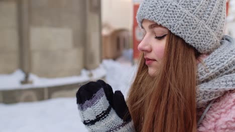 Primer-Plano-De-Una-Joven-Turista-Calentándose-Las-Manos-Frías-Al-Aire-Libre-En-Un-Día-De-Invierno-En-La-Calle-De-La-Ciudad