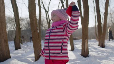 Niña-Vlogger-Haciendo-Videollamadas,-Charlando-Con-Amigos,-Comunicación-A-Distancia-En-Winter-Park