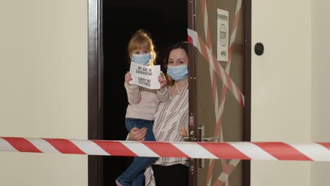 Una-Joven-Familia-Enferma-De-Una-Mujer-Con-Una-Hija-Se-Queda-En-Casa-Durante-El-Cierre-De-Cuarentena-Del-Coronavirus