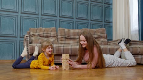 Madre-Juega-Bloques-De-Madera-Juego-De-Mesa-Con-Hija-Pequeña-Niña-En-Casa,-Pasatiempos-De-Ocio