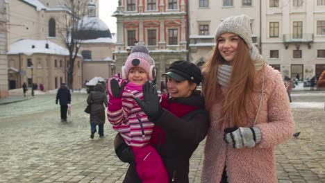 Zwei-Junge-Lächelnde-Touristinnen-Mit-Adoptionskind,-Die-Zu-Fuß-An-Berühmten-Sehenswürdigkeiten-Der-Altstadt-Entlang-Gehen