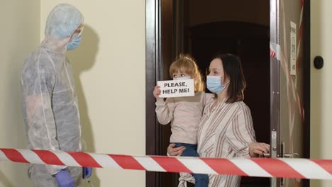 Arzt-Mit-Impfstoff-Besucht-Mutter-Mit-Tochter-Zu-Hause-Und-Bietet-Impfung-Gegen-Coronavirus-An