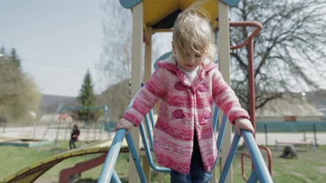 Una-Linda-Y-Divertida-Chica-Está-Jugando.-Una-Niña-Alegre-Divirtiéndose-En-El-Patio-De-Recreo