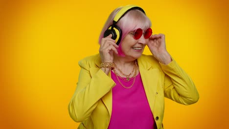 Mujer-Mayor-Escuchando-Música-Con-Auriculares-Bailando-Discoteca-Engañando,-Divirtiéndose,-Gesticulando-Las-Manos