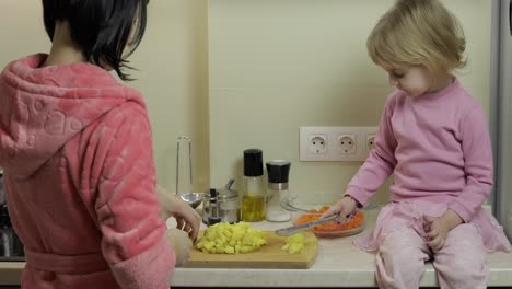 Linda-Niña-Cocinando-Con-Su-Madre.-Pequeña-Hija-Con-Madre-Juntos