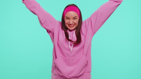 Teenager-Mädchen-In-Rosa-Kapuzenpullover-Schreit,-Hebt-Die-Fäuste-In-Geste-„Ich-Habe-Es-Geschafft“,-Feiert-Erfolg,-Gewinnt