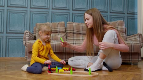 Mutter-Spielt-Mit-Kind-Tochter-Fahren-Spielzeugeisenbahn-Auf-Hölzernen-Eisenbahnblöcken-Brettspiel-Zu-Hause