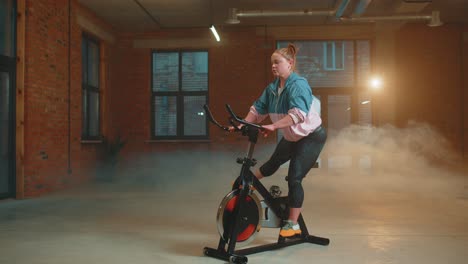 Sportliche-Frau,-Die-Auf-Einem-Stationären-Spinning-Fahrrad-Trainiert,-Im-Fitnessstudio-Trainiert,-Gewichtsverlust-Im-Innenbereich