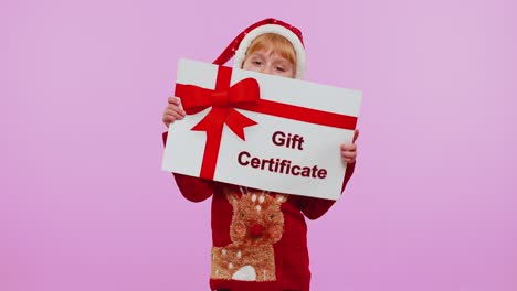 Una-Chica-Divertida-Usa-Un-Gorro-Navideño-De-Papá-Noel-Y-Un-Sombrero-Que-Presenta-Una-Tarjeta,-Un-Certificado-De-Regalo,-Un-Cupón-De-Ganador.