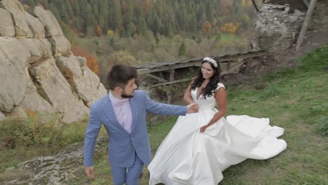 Bräutigam-Und-Braut-Gehen-Auf-Einem-Berg-Im-Wald-Spazieren.-Hochzeitspaar