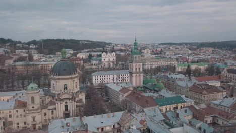 Ciudad-Aérea-Lviv,-Ucrania.-Ciudad-Europea.-Zonas-Populares-De-La-Ciudad.-Dominicano