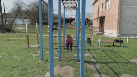 Una-Linda-Y-Divertida-Chica-Está-Jugando.-Una-Niña-Alegre-Divirtiéndose-En-El-Patio-De-Recreo