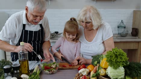 Älteres-Paar-In-Der-Küche-Bringt-Enkelin-Das-Kochen-Bei,-Hackt-Pfeffer-Mit-Messer